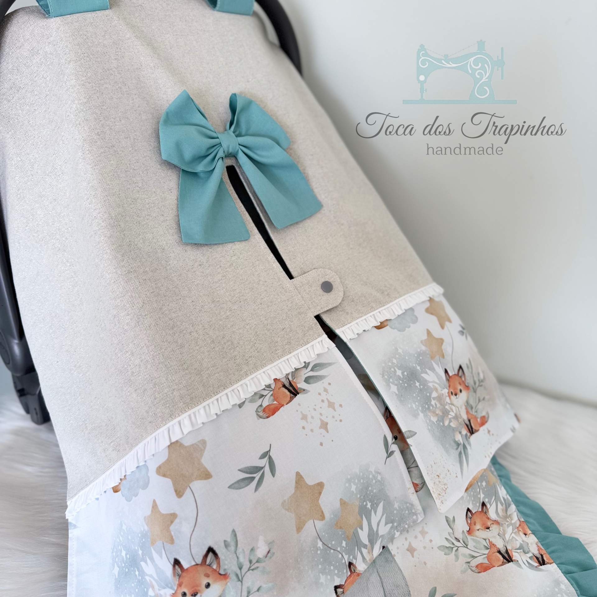 Capa decorativa para carrinho de bebé com padrão de raposas e estrelas e laço azul