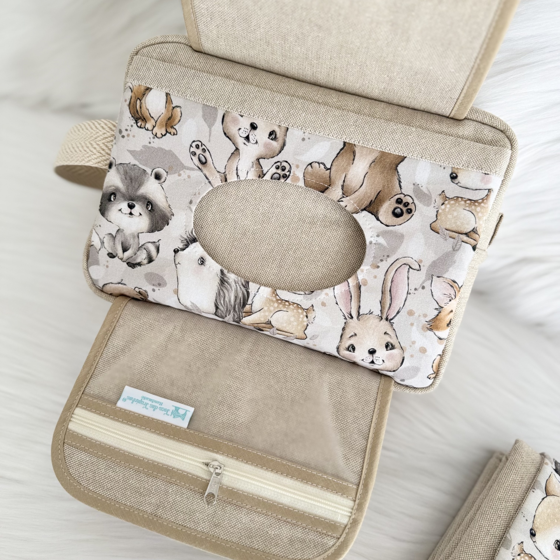 Bolsa bege de tecido com estampados divertidos de animais e fecho de correr