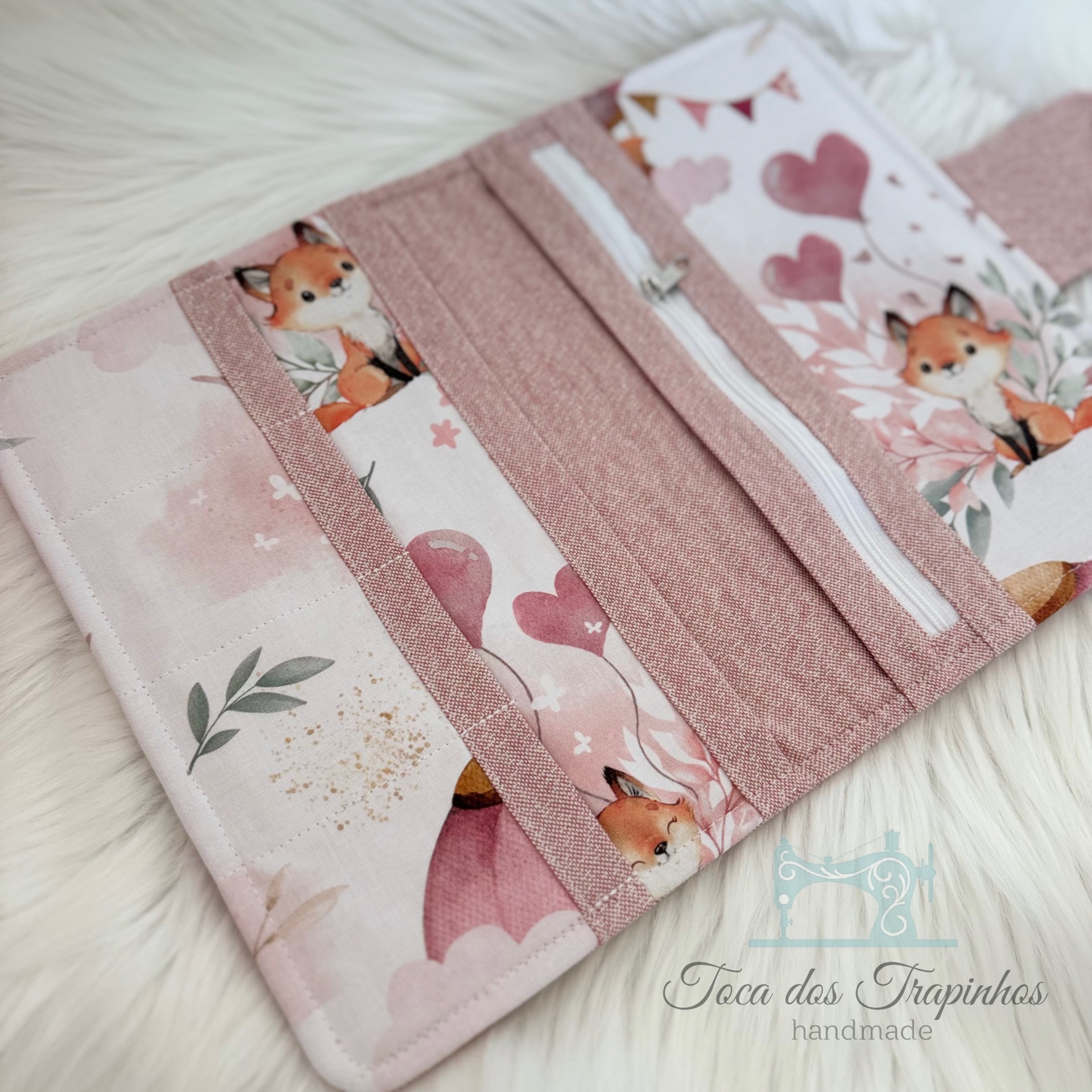 Carteira rosa com desenhos de raposas, corações e flores, com fecho de correr branco