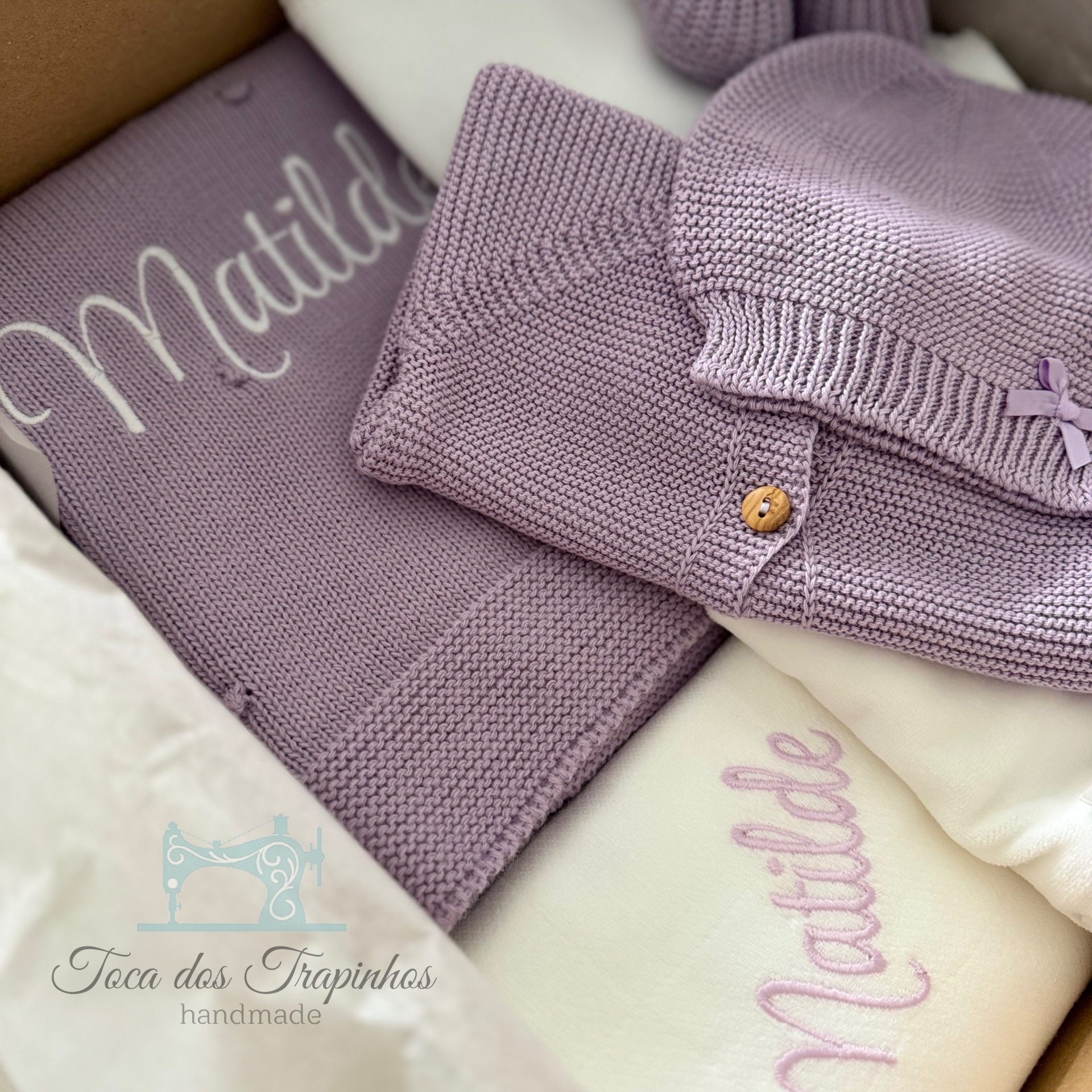 Roupa de bebé lilás e creme com nome Matilde bordado e caixa Toca dos Trapinhos