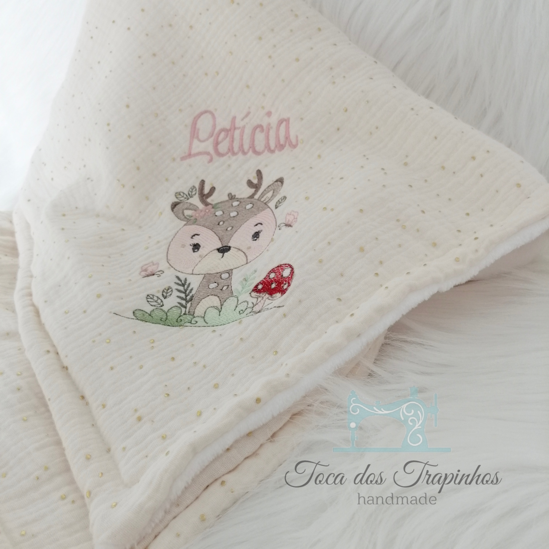 Manta branca com bordado de veado e nome Letícia