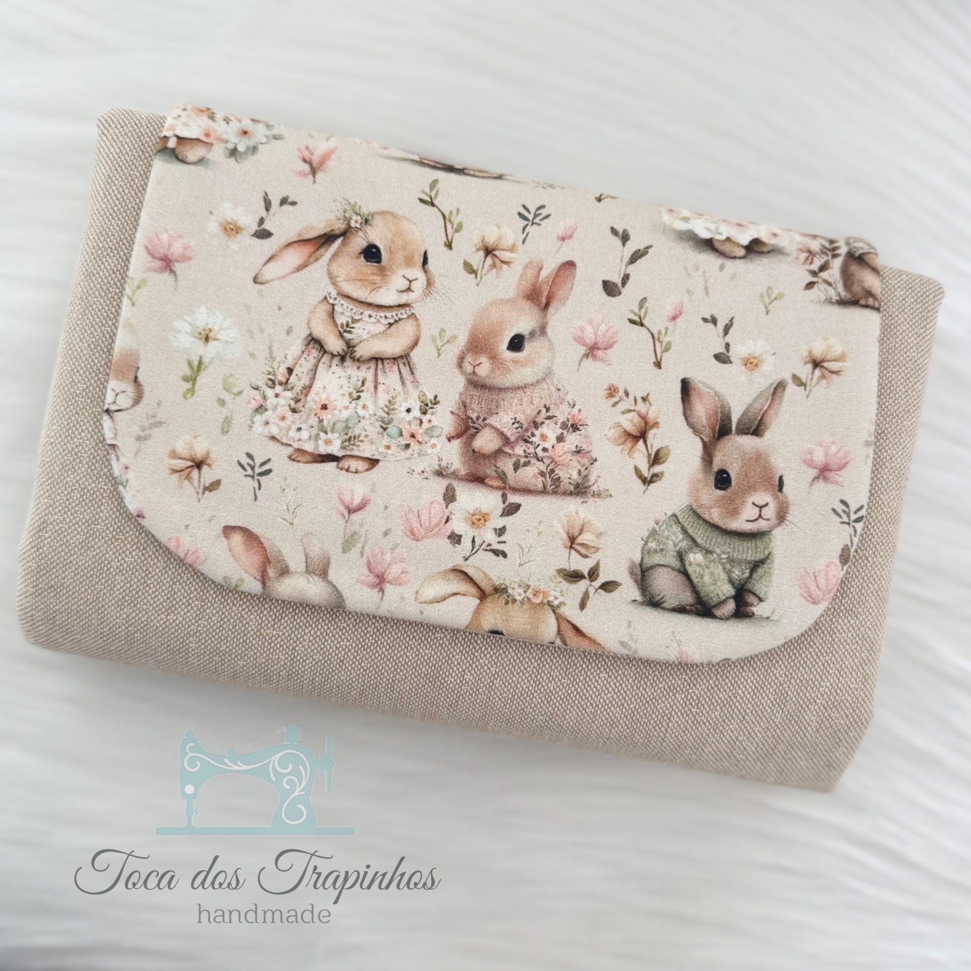 Carteira bege com tampa decorada com coelhinhos vestidos e flores