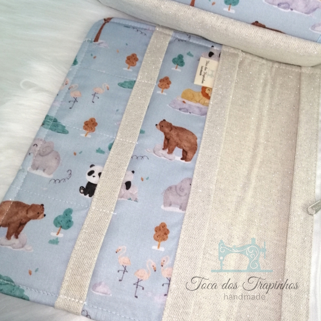 Tecido azul com padrão de animais e tecido bege costurado