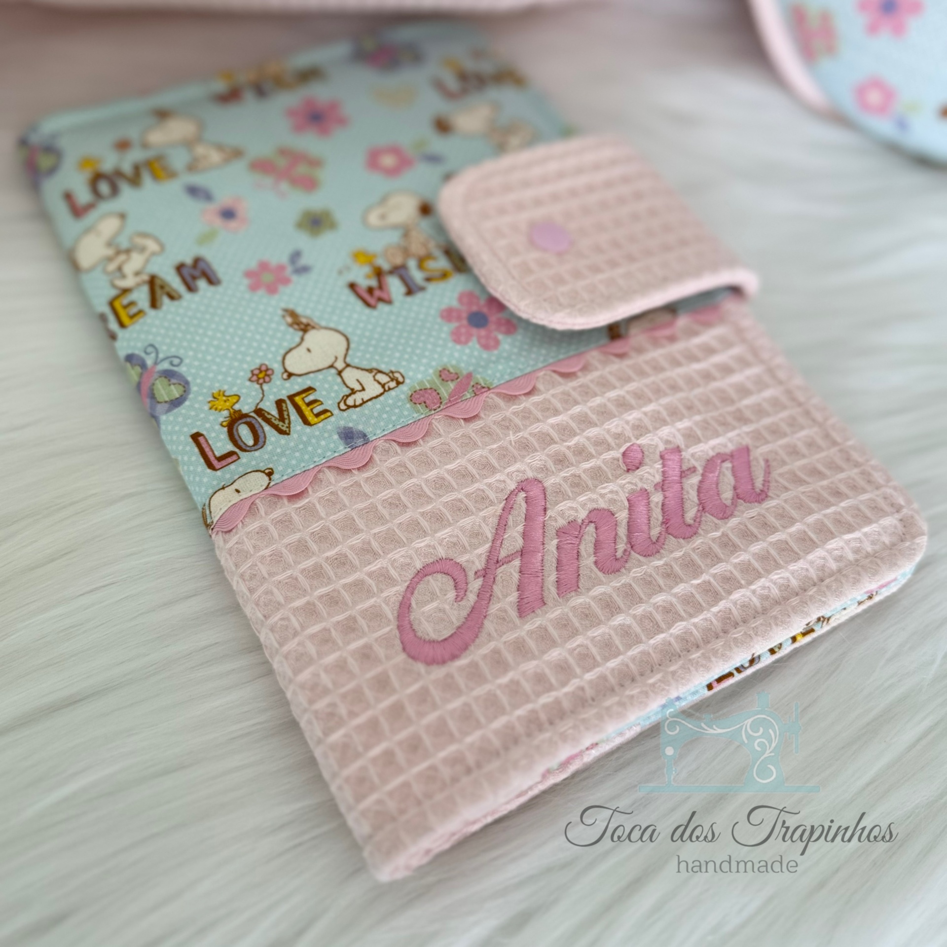 Carteira rosa com nome Anita bordado e padrão de coelhinhos e palavras em tecido azul