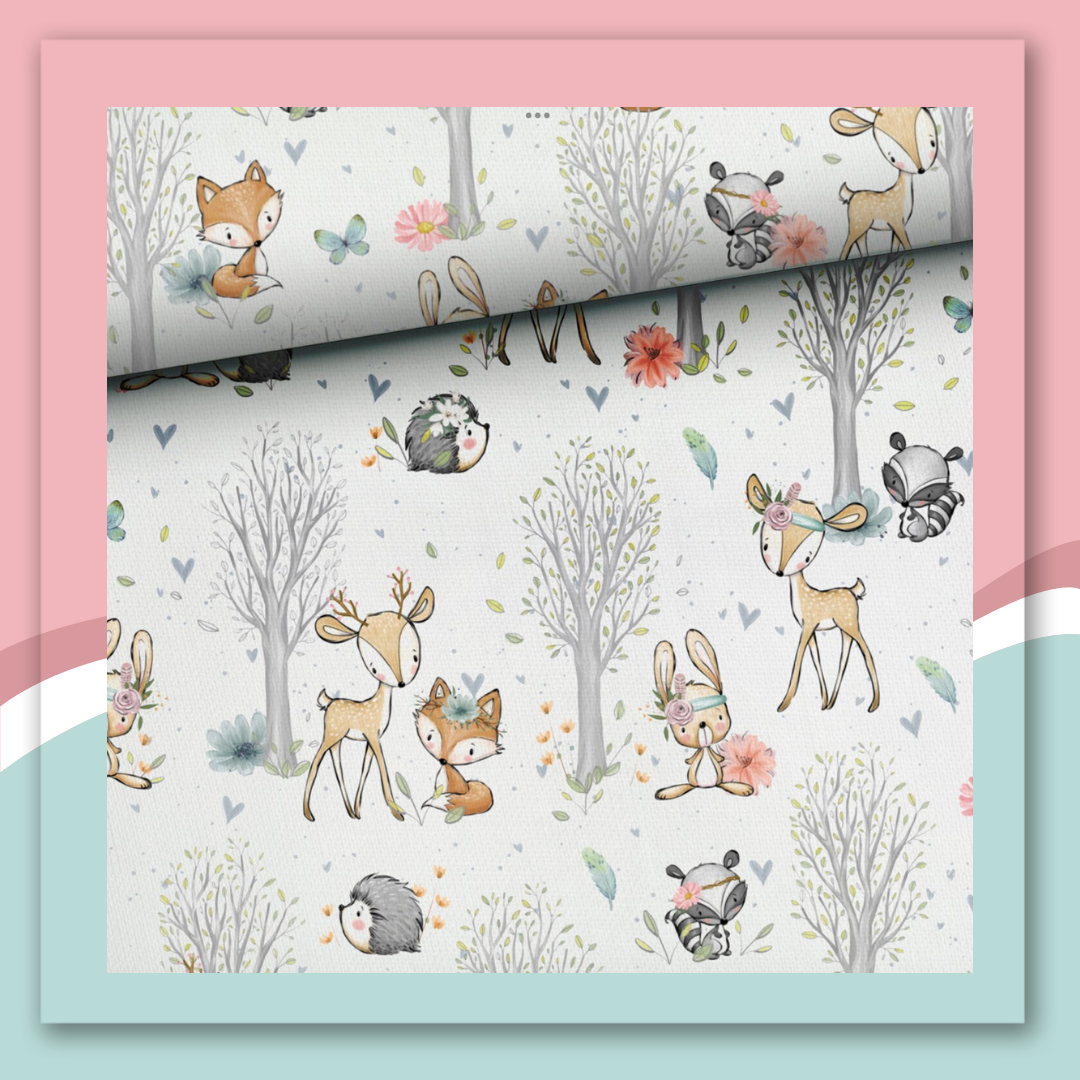 Tecido infantil com padrão de animais e árvores em cores suaves