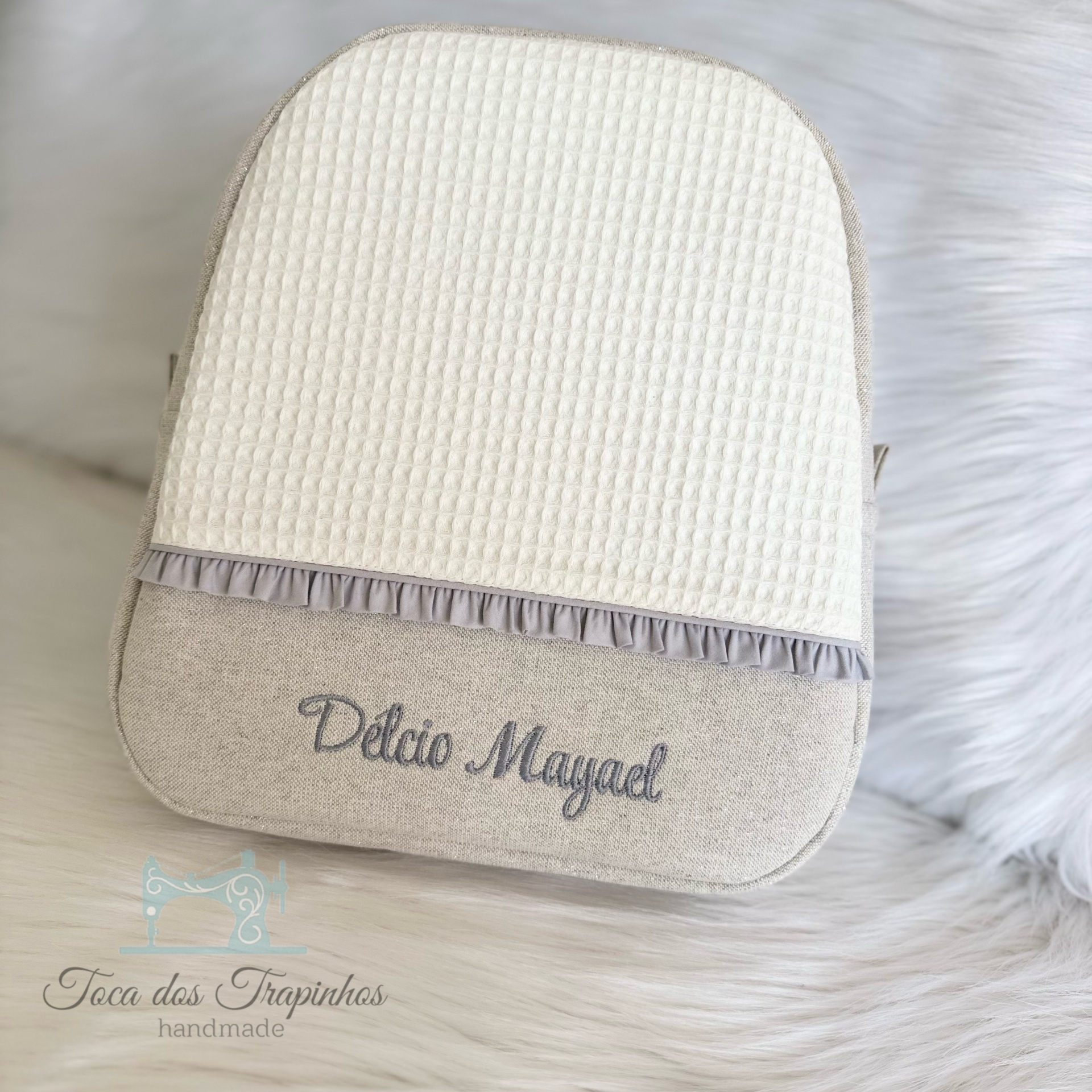 Bolsa bege com parte superior branca texturada e bordado