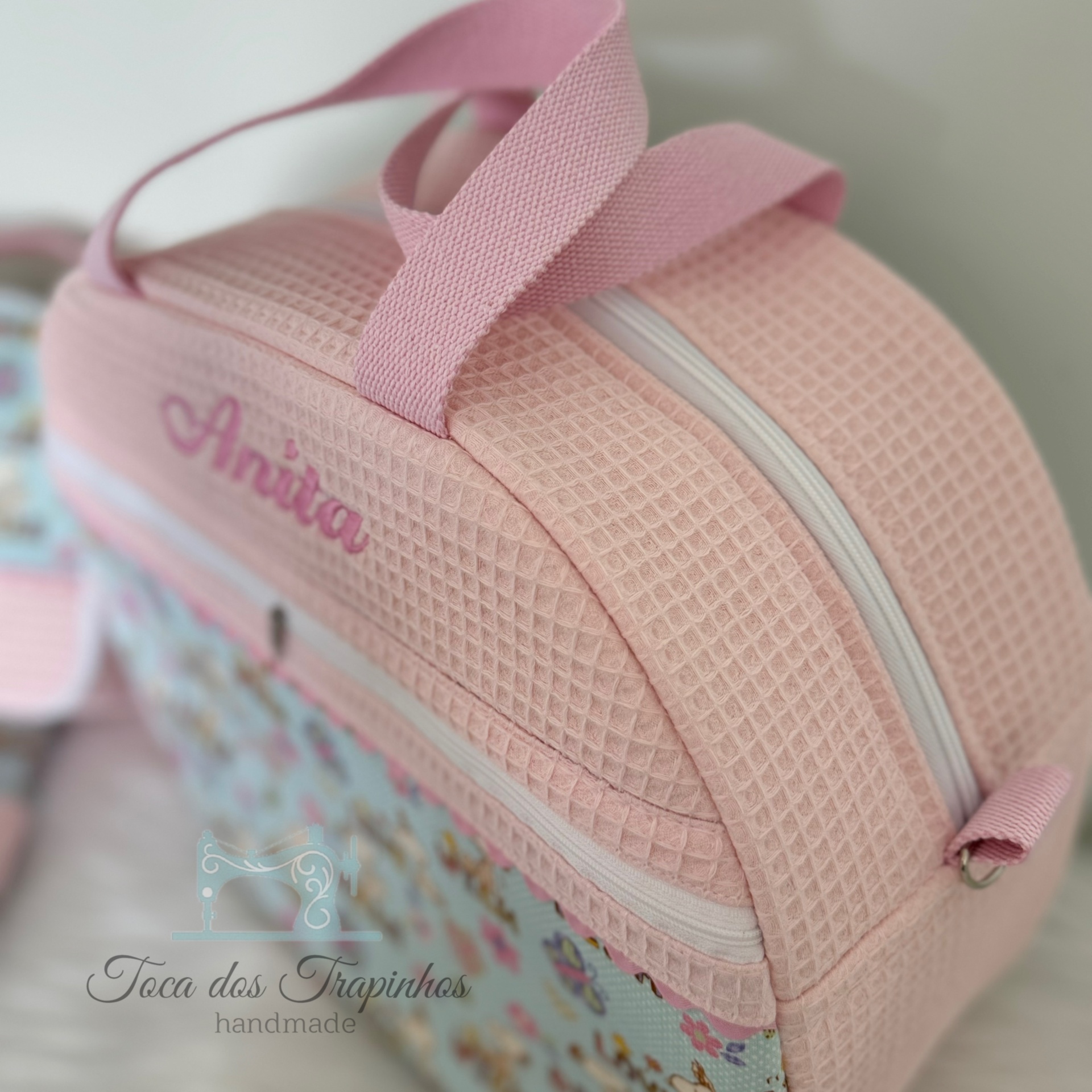 Bolsa rosa com padrão waffle e bordado Anita