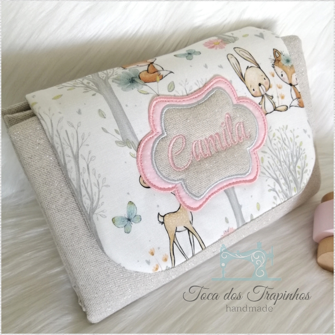 Bolsa de tecido bege com padrão de animais e nome Camila bordado