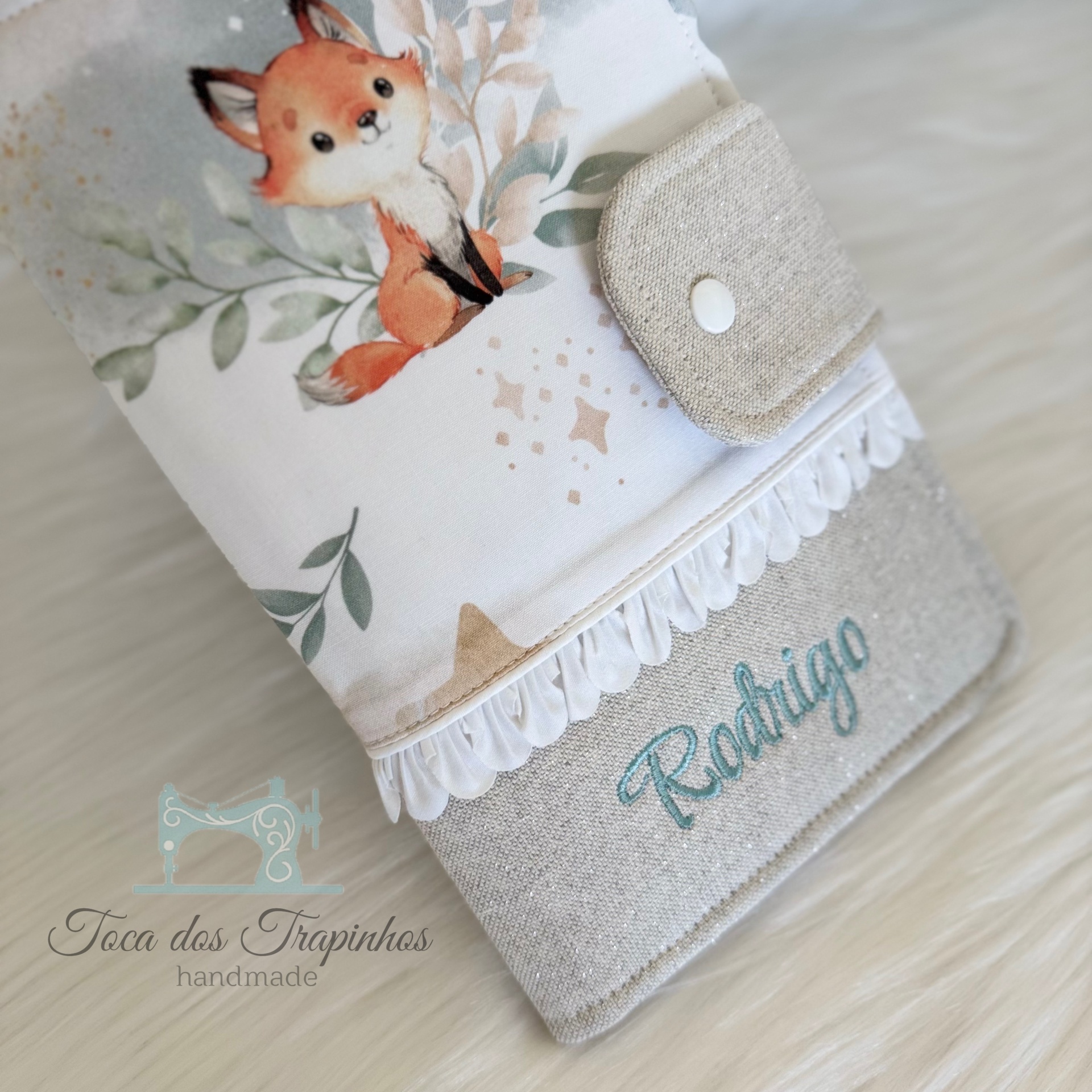 Capa de caderneta de vacinação com padrão de raposa e nome bordado