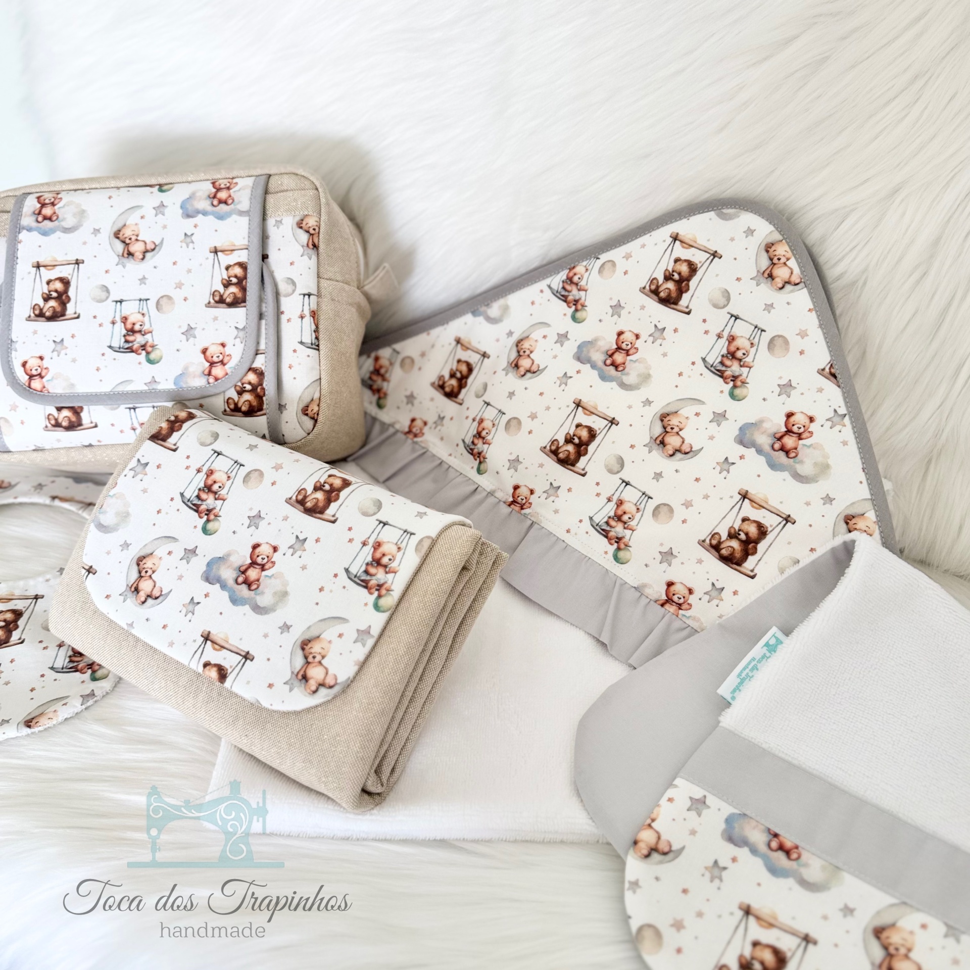 Conjunto de acessórios para bebé com padrão de ursos e cores bege e cinzento claro