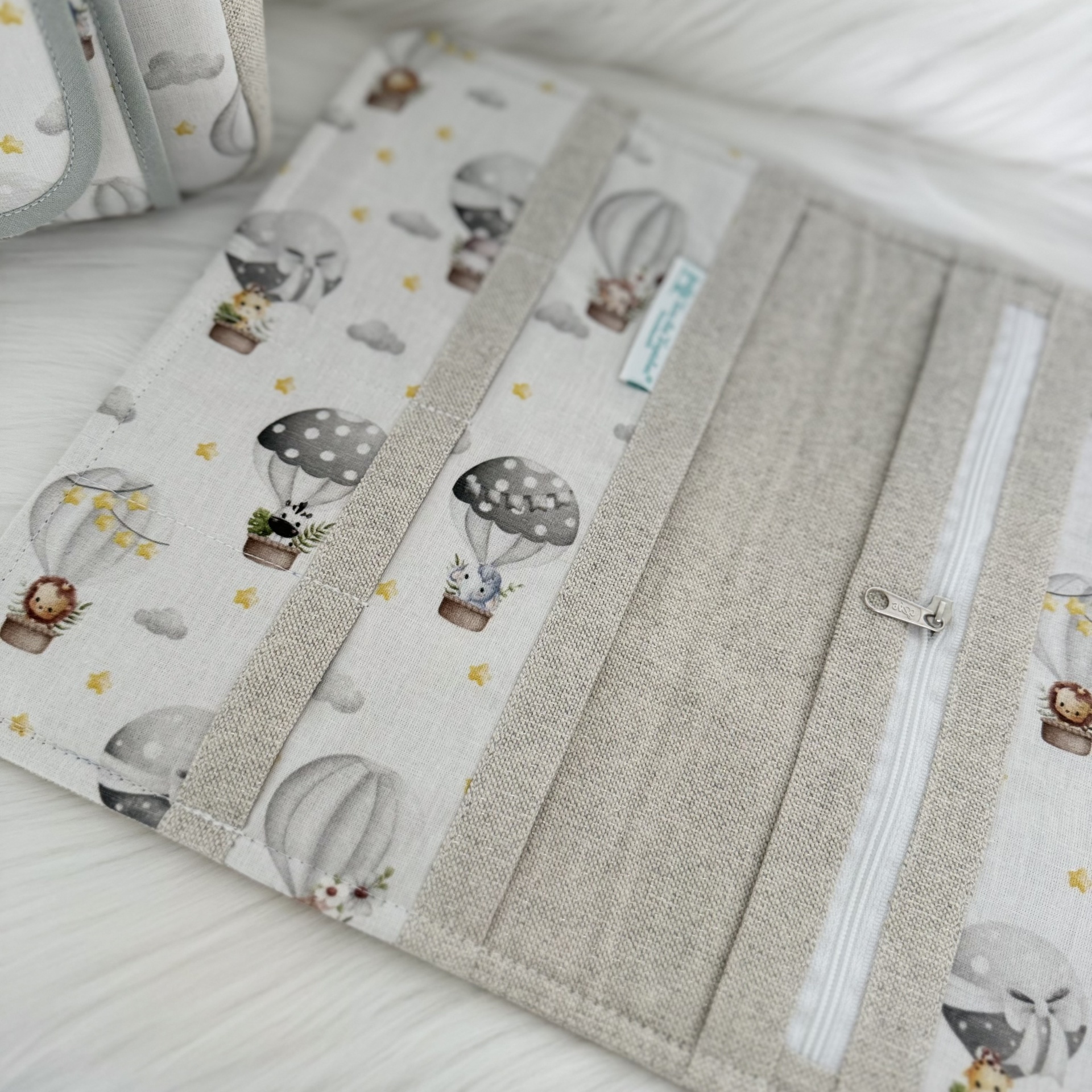 Carteira de tecido com padrão de balões, nuvens e fecho