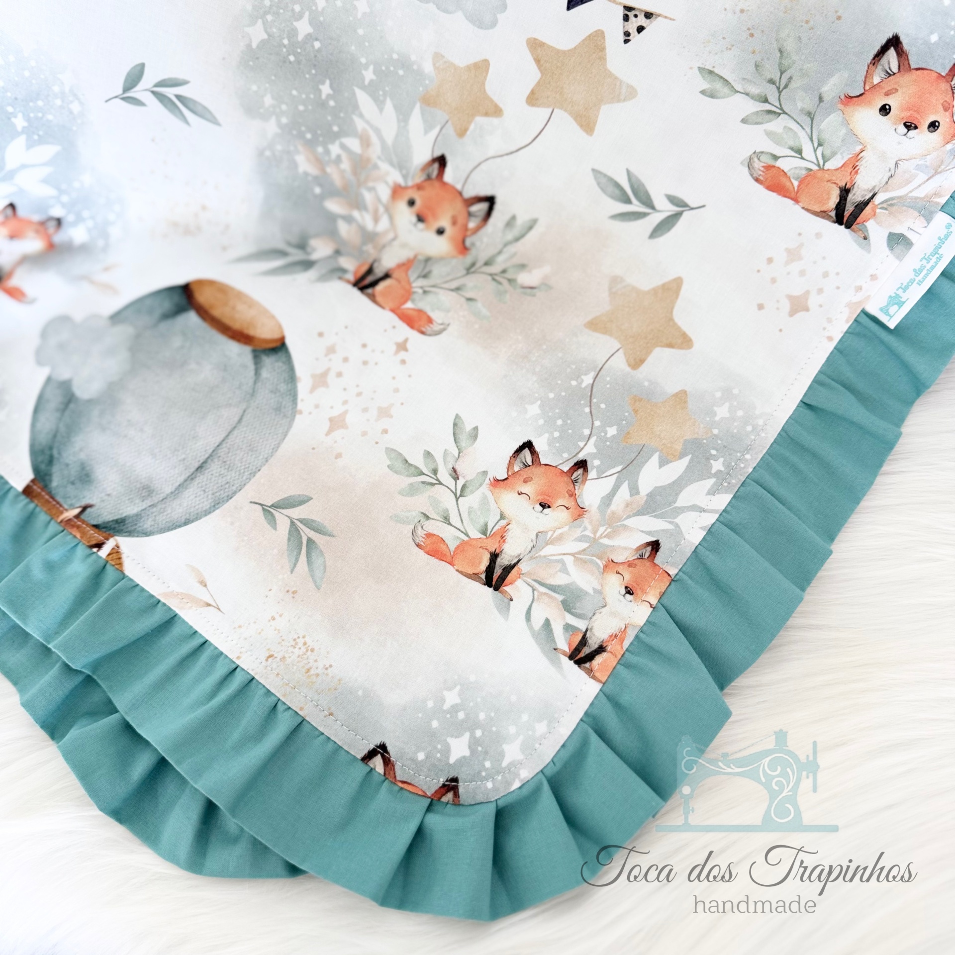 Manta de algodão com estampado infantil de raposas e estrelas, borda verde-azulada franzida