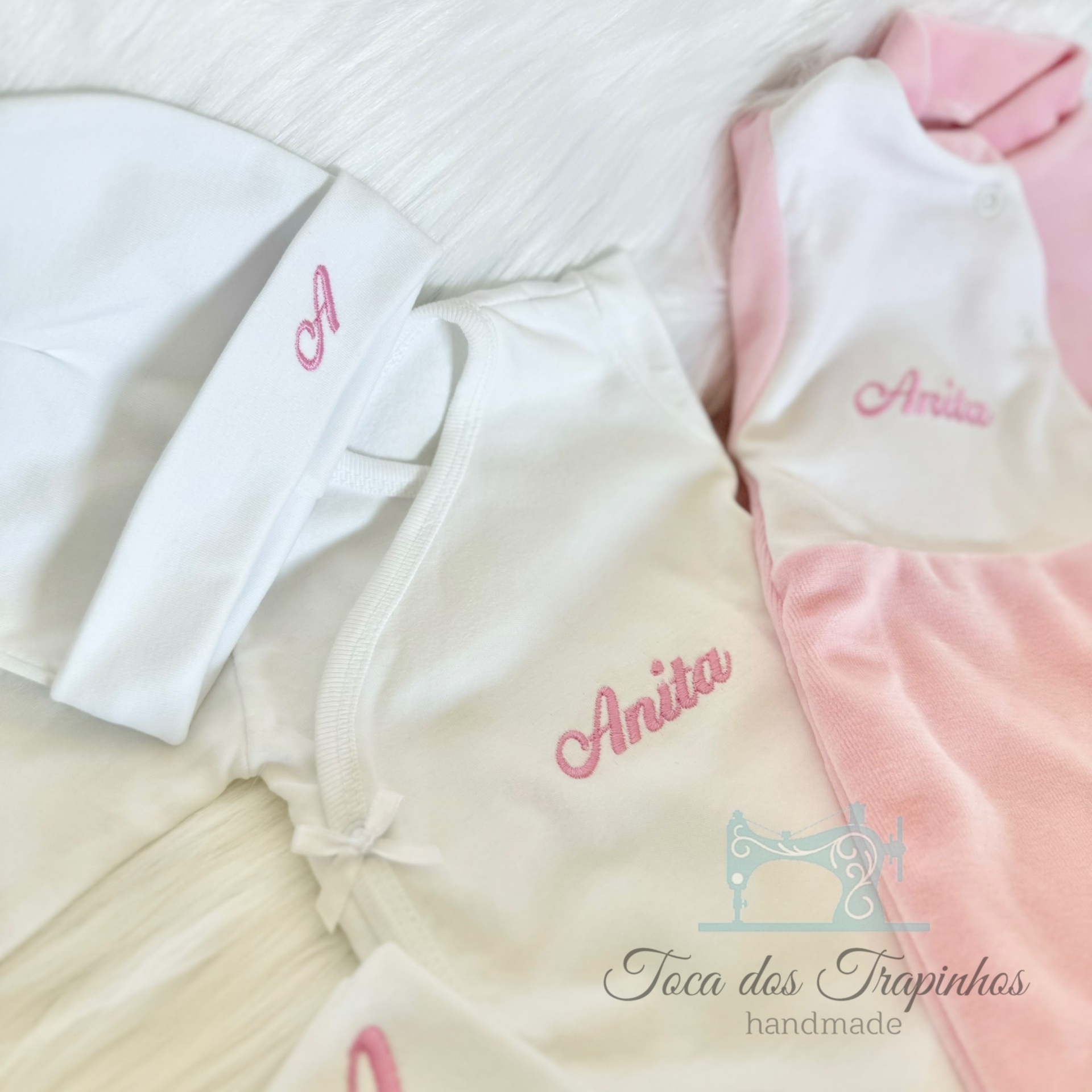 Conjunto de roupa de bebé com bordado Anita em branco e rosa