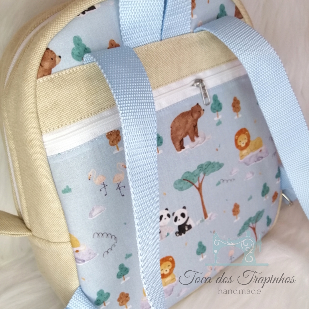 Mochila azul com estampa de animais e alças azuis