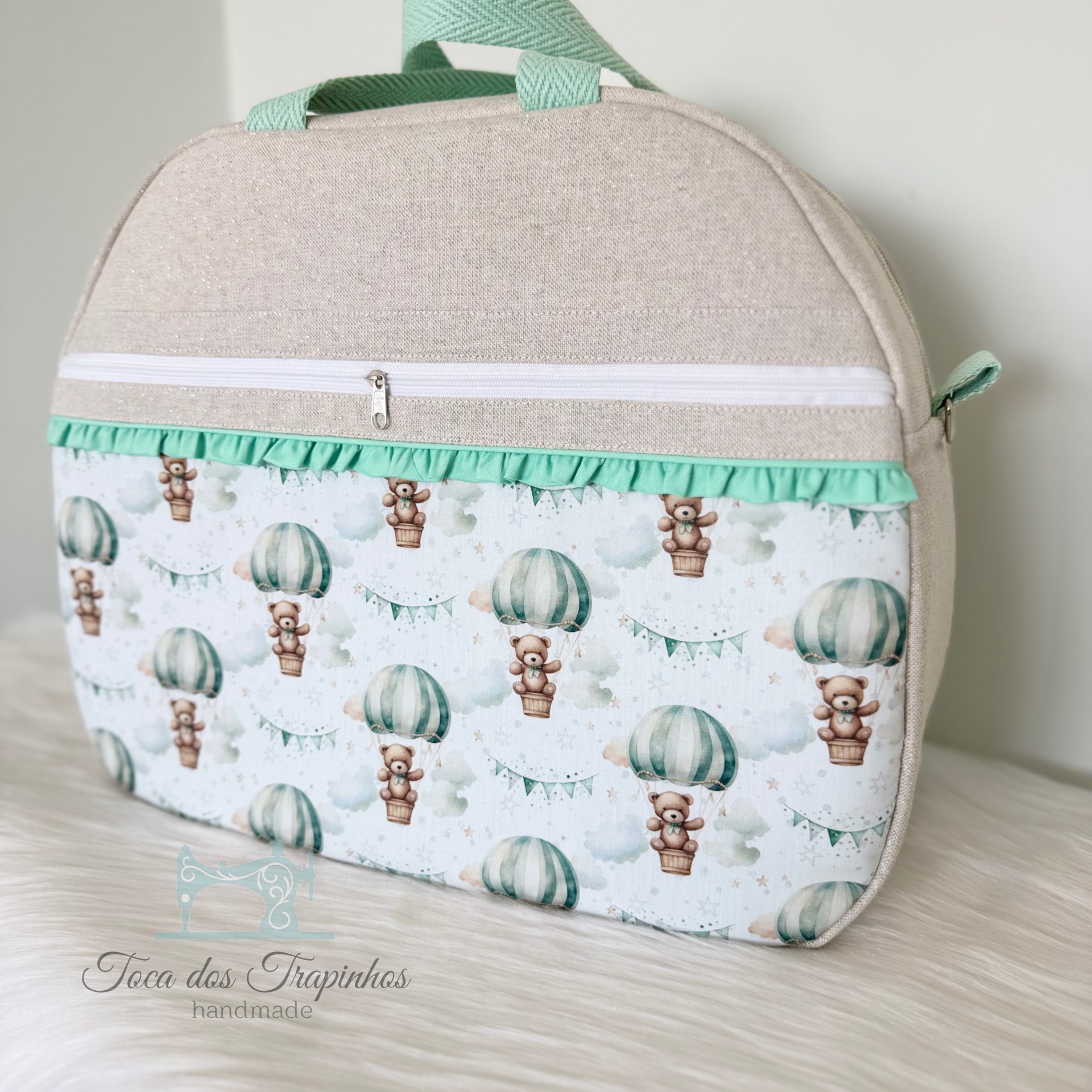 Mala bege com bolso frontal estampado de ursinhos em balões