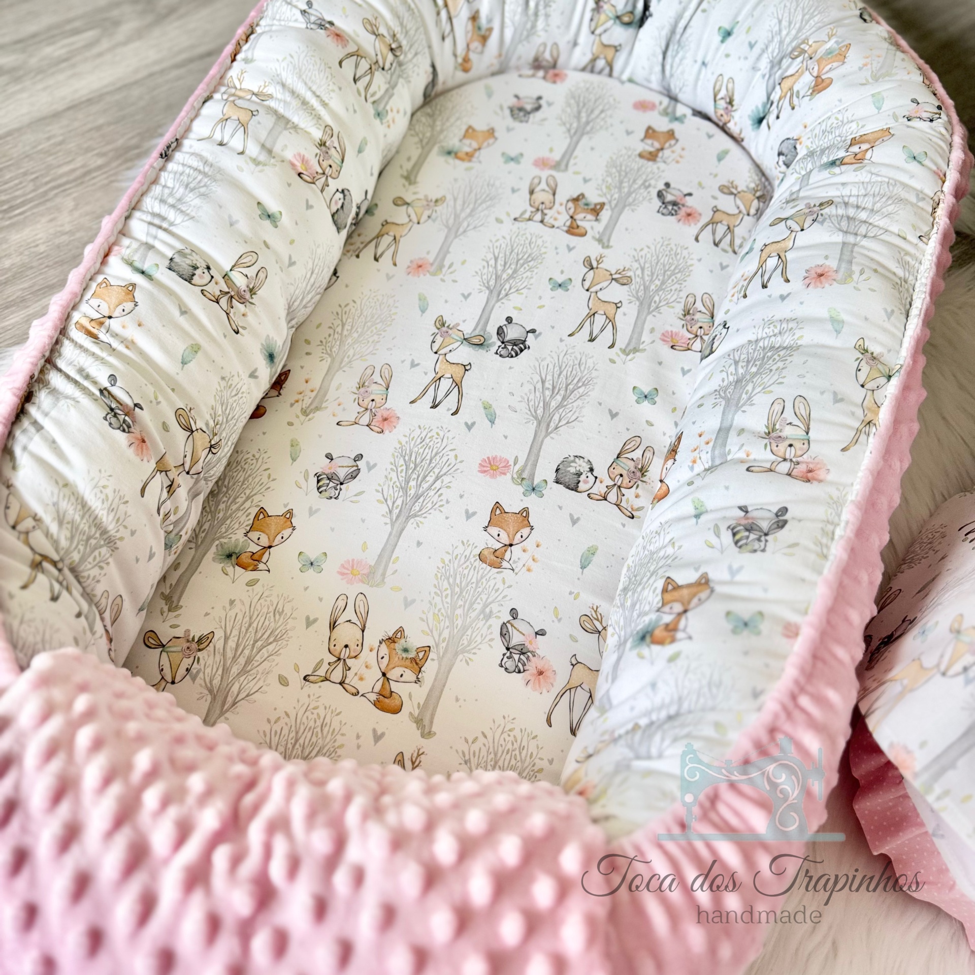 Ninho de bebé com tecido branco estampado e bordas rosas macias