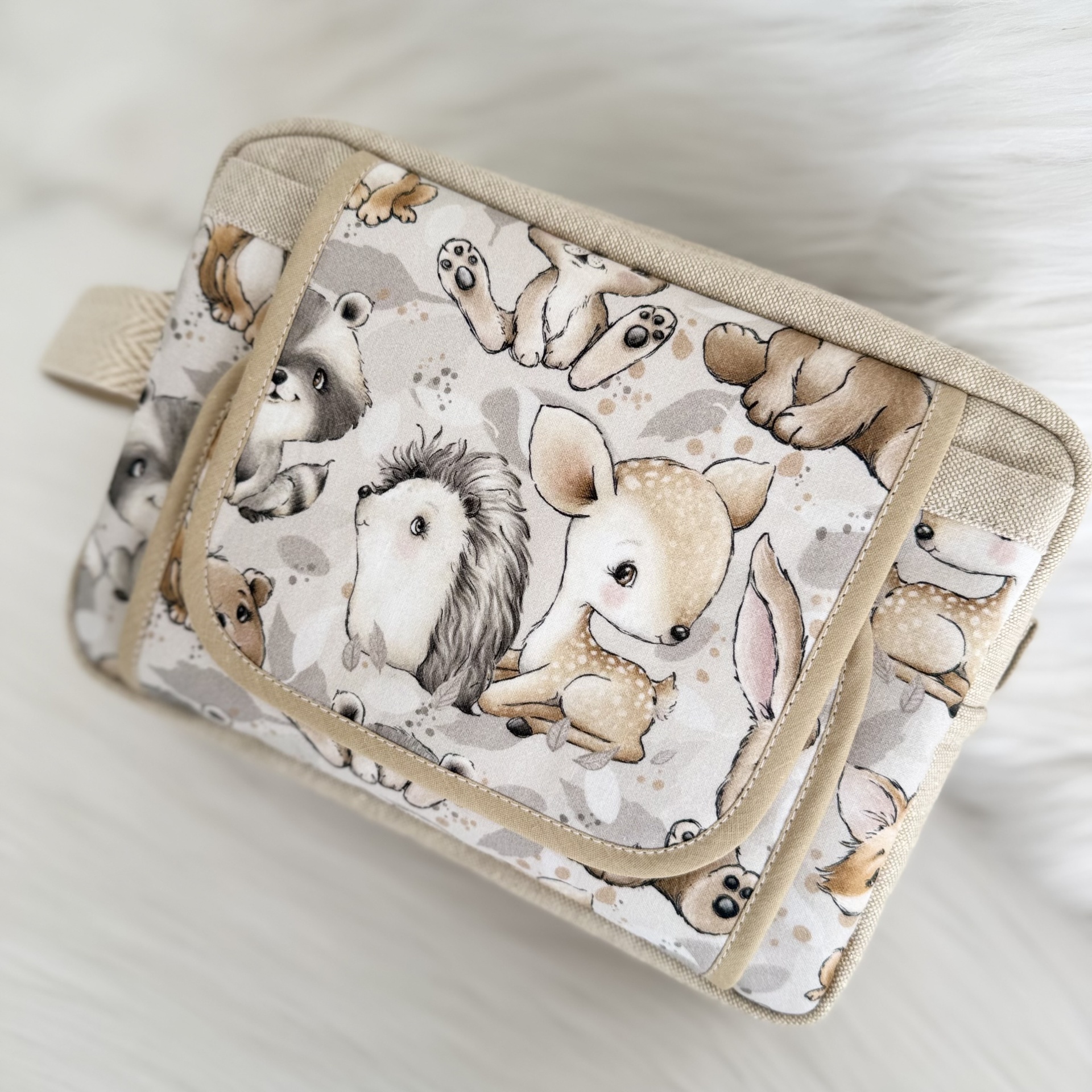 Bolsa tecido padrão animais tons pastel borda bege alça texturada fundo branco