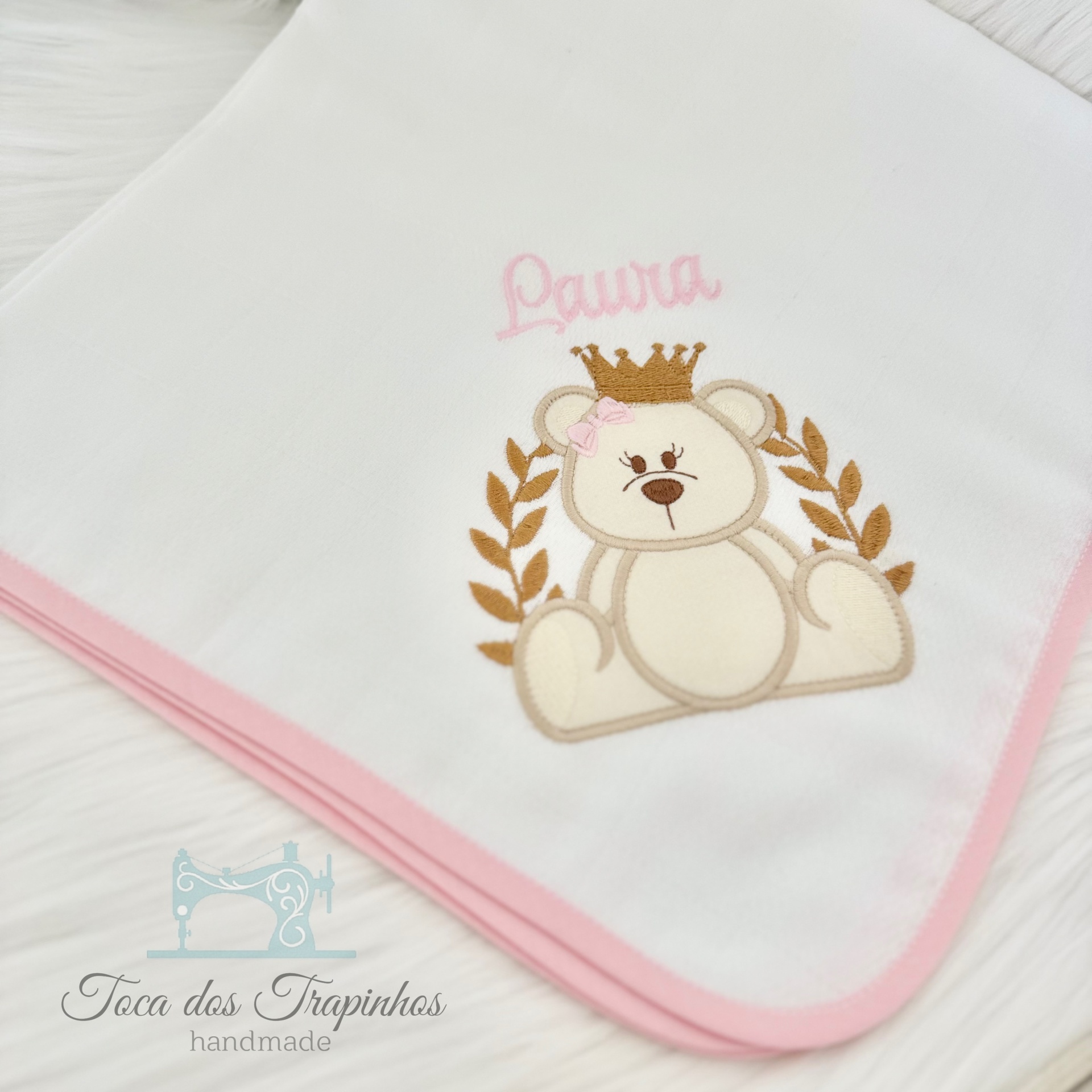 Manta branca com borda rosa e bordado de urso com coroa e nome Laura