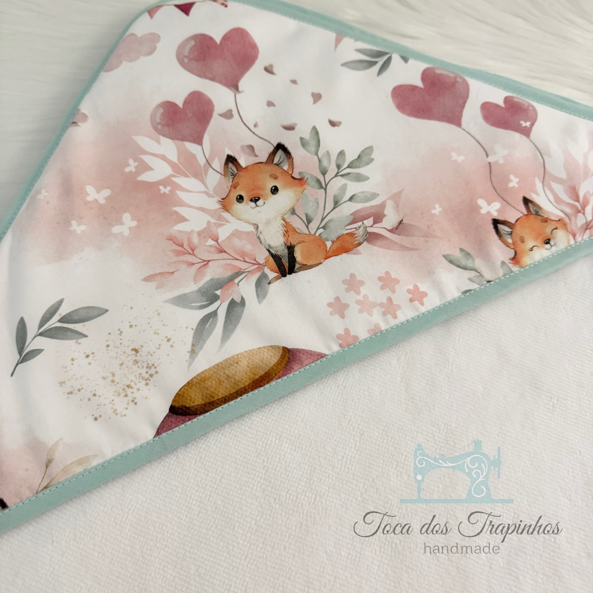 Manta com padrão de raposas, corações e folhas em fundo rosa