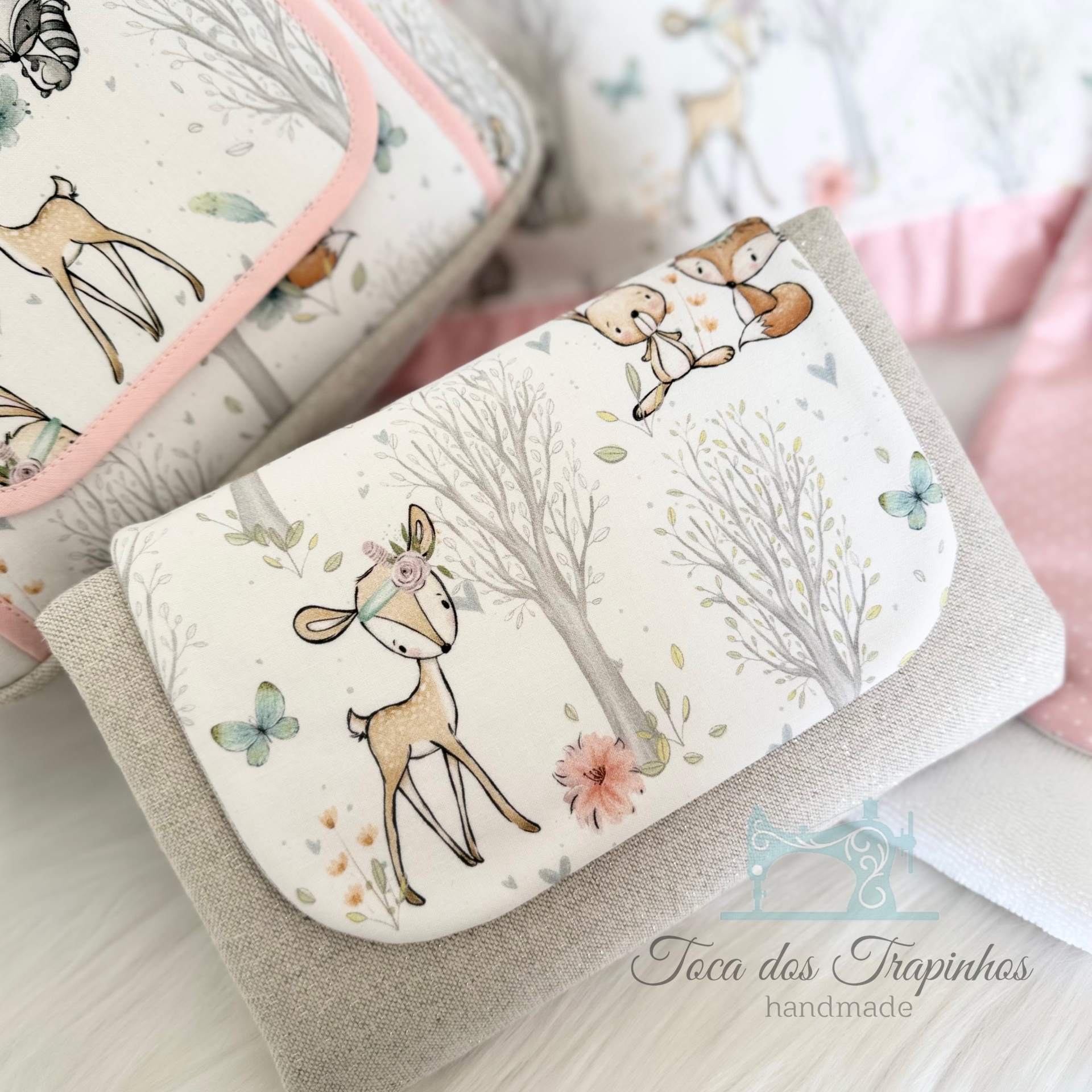 Bolsa pequena estampada com veados e borboletas em tecido claro