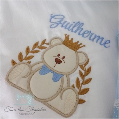 Toalha branca com bordado de urso e nome Guilherme