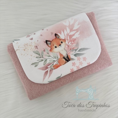 Carteira cor-de-rosa com aba branca ilustrada com raposa e folhas