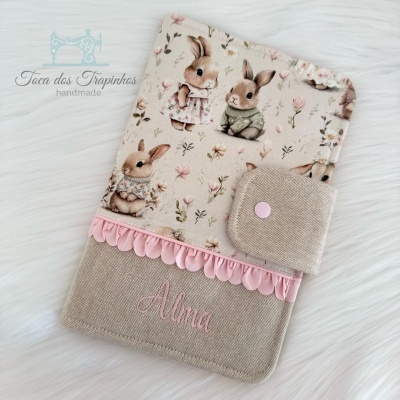 Capa personalizada com coelhos vestidos e nome Alma bordado