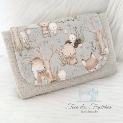 Carteira em tecido com padrão de animais da floresta em tons pastel