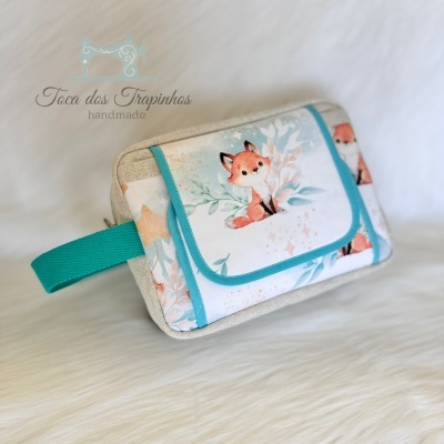 Bolsa pequena em tecido com padrão de raposa e alça azul turquesa