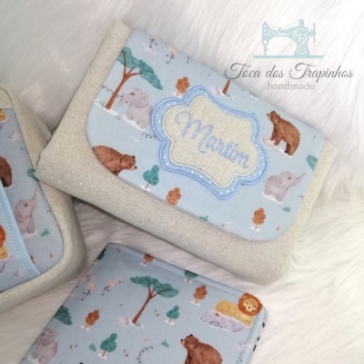 Bolsas em tecido com padrão de animais selvagens e etiqueta bordada com nome Martim