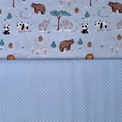 Tecido azul claro com desenho de animais e tecido azul claro com bolinhas brancas