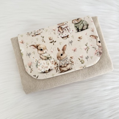 Carteira ou mala de tecido com estampado de coelhos e flores em tons pastel