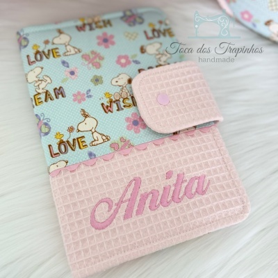 Carteira azul claro com padrão de cães e flores, com parte inferior rosa texturizada com nome bordado Anita