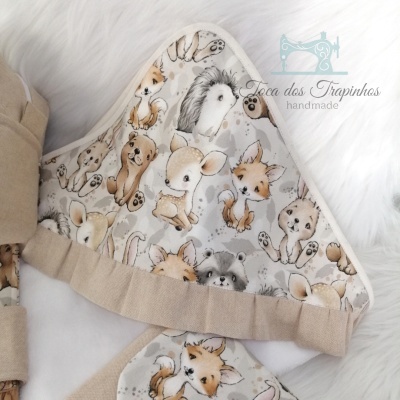 Cobertor infantil com capuz e padrão de animais bebés desenhados