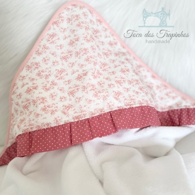 Toalha de bebé com capuz branco e bordado rosa com flores e folho rosa com pontos