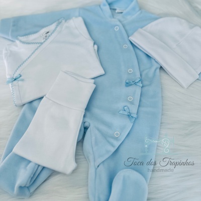 Conjunto de roupa de bebé azul claro e branco com babygrow, camisa, calças e gorro