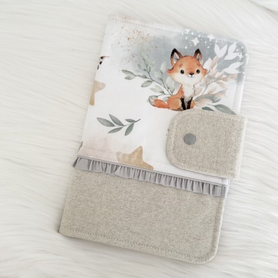 Capa de tecido com raposa e folhas, fecho de botão e folho cinzento