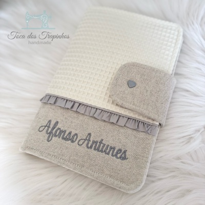 Capa decorativa creme com tecido quadriculado e nome bordado
