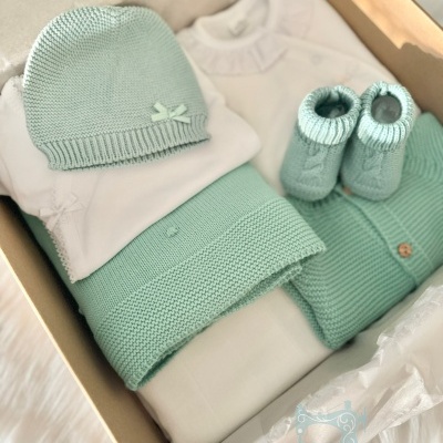 Conjunto de bebé com gorro, body, meias e manta em caixa com logótipo Toca dos Trapinhos handmade