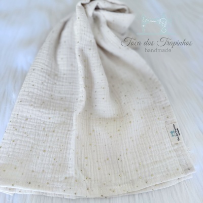 pano de algodão cru com pontos dourados e etiqueta Toca dos Trapinhos handmade