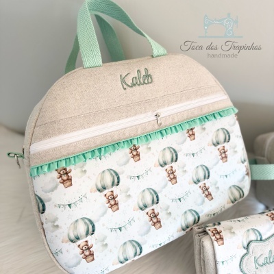 Mala de maternidade bege com ursos em balões e alças verdes