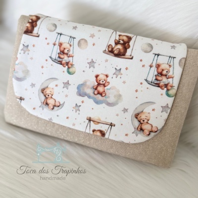 Carteira bege com aba estampada com ursinhos e estrelas