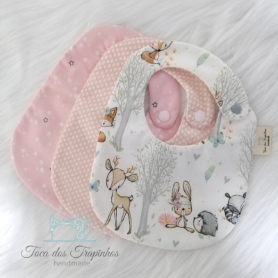 Babetes de bebé em tecido com padrões e ilustrações coloridas