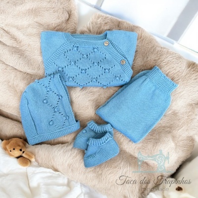 Conjunto de roupa de bebé azul clara em malha com camisola, calças, gorro e sapatinhos