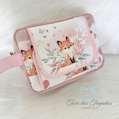 Bolsa cor de rosa com estampa de raposa e folhas, com logo Toca dos Trapinhos handmade.