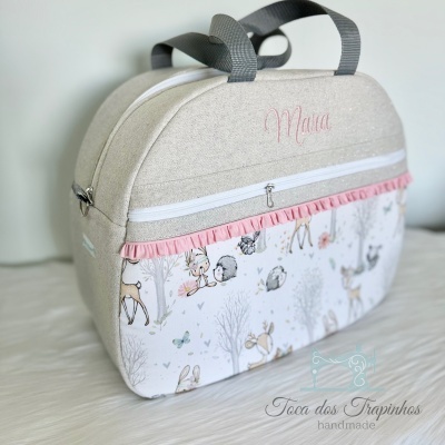 Mala cinza com padrão de animais da floresta e nome Maria bordado