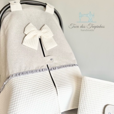 Capa para carrinho de bebé branca com laço e detalhes cinza