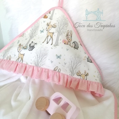 Toalha de bebé com capuz estampado com animais da floresta e borda rosa, carrinho de madeira rosa