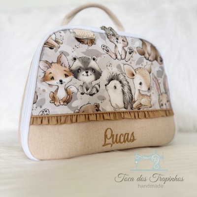 Bolsa infantil bege com desenhos de animais e nome Lucas bordado