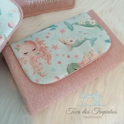 Carteira rosa com aba estampada com polvo e golfinho em tecido